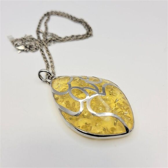Yellow glass pendant necklace - Picture 2 of 7